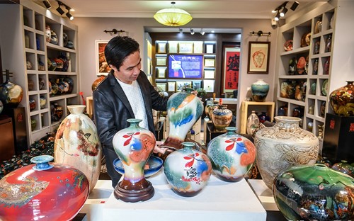 Câu chuyện về sản phẩm OCOP 5 sao: Gốm men Suối ngọc - Khi đất sét được thổi hồn thành hoa